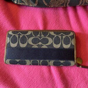 Coach Wallet Blue Jean- Classic Pristine & Versatile 💙